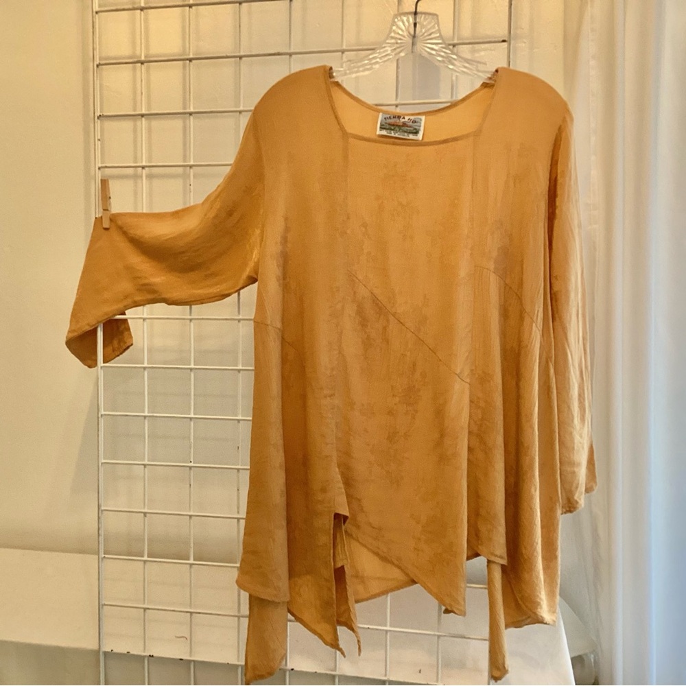Gold Top Handkerchief Hem